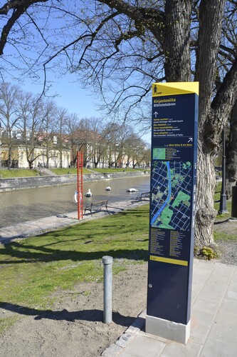Figure 3. A wayfinding pylon in the center of Turku in 2020. Photo by the author.