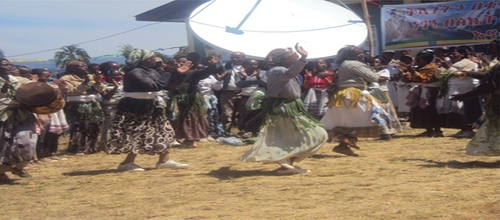 Figure 4. Girls and elder women (mothers) at the Kurefewe performance (the picture showed that girls and elder women (mothers) performed a Kurefewe performance at Jofore.).