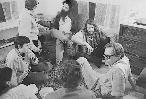 FIGURE 2 Evening relaxation at the Ithaca, New York, home of Ulric Neisser. Counterclockwise: Neisser, John Roberts, Tom Toleno, Bob Shaw, Karin Lindhagen, Jenn Lee, Dave Lee (back to camera). Ecological Optics conference, Cornell University, 1970. Courtesy of Sverker Runeson.