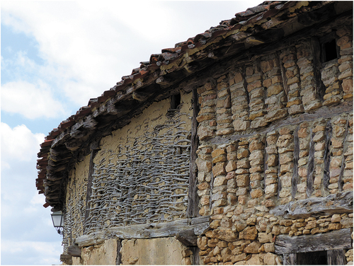 Figure 1. Example of a half-timbered wall with stacked masonry infill and wattle-and-daub screen, in La Cuenca (Soria). Source: Alicia Hueto Escobar.