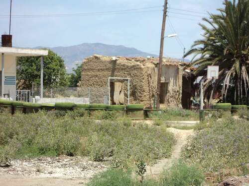 Photo 3. Walking into the buffer zone of Omorfita/Nikosia (RoC); photo made by the author May 2014.