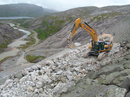 Figure 1 Reconstruction of a placed single-layer riprap on the downstream slope of the 129 m high rockfill dam Svartevatn in south-western Norway. The riprap stones are placed one by one in an interlocking pattern and form with the adjacent filter layer an erosion protection against accidental leakage and overtopping. (Photo: NTNU)