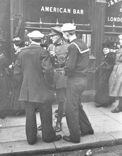 FIGURE 8 Sailors and a soldier outside an ‘American Bar’, 1918. Reproduced by permission of London Metropolitan Archives, City of London SC/PHL/02/0953/79/5430B (Collage, 280609)].