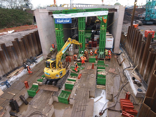 FIGURE 27. Tipton, 2009. Jacking in open cut of box weighing 5500 t. One hundred-and-onehour possession. Courtesy CH2M Hill Halcrow & BAM Nuttall