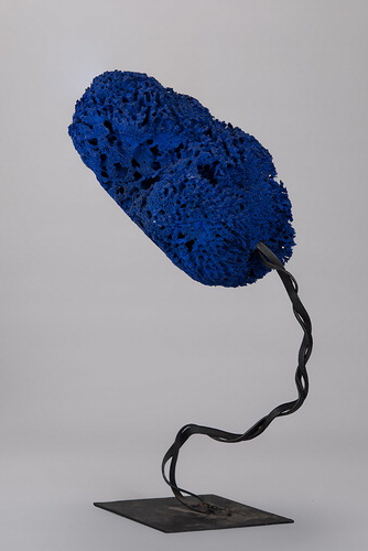 Figure 1. The blue sponge stored at Turin's Museum of Modern Art. The sponge is 22 cm in height and 15 cm in width; the total height of the object, from the base, is 37 cm (these are maximum dimensions).