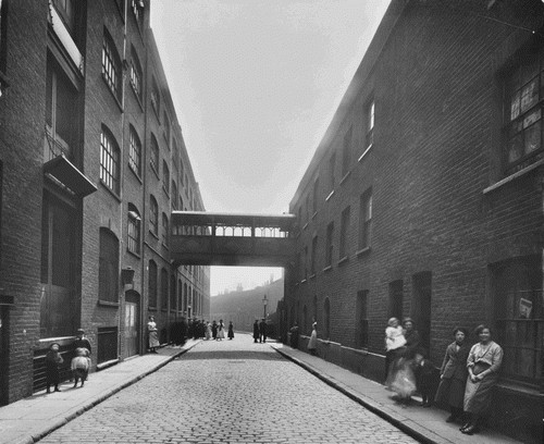 FIGURE 6 Tabard estate with Pink's factory in Staple Street, 1915. Reproduced by permission of London Metropolitan Archives, City of London SC/PHL/01/376/76/5910 (Collage, 115657).
