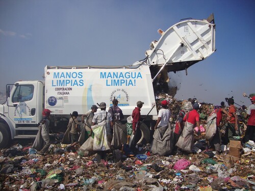 Figure 1. Waste pickers collecting recyclables at La Chureca, 2010.Source: María José Zapata Campos.