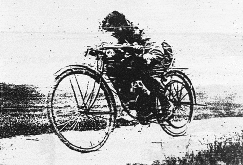 Figure 4. ‘Woman receives first prize in a one hundred kilometre flaming cycle race’. See Nameh-ye Farangestan 4 (August 1, 1924).