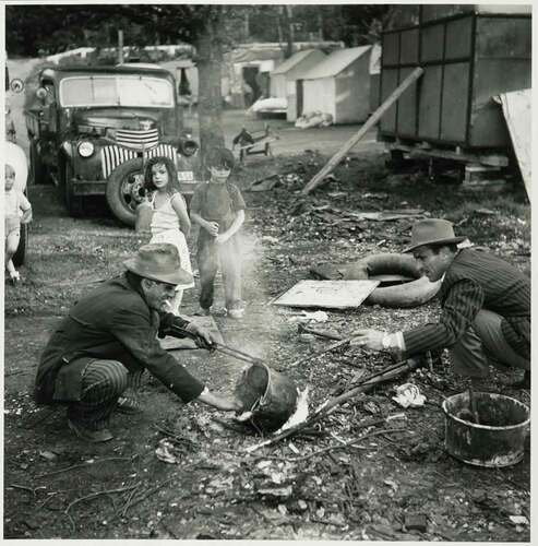 Figure 3. Tinning in a Roma camp 1954. To the right Borta Friberg, member of the project group. Photo Anna Riwkin. Courtesy of Moderna Museet, Stockholm.