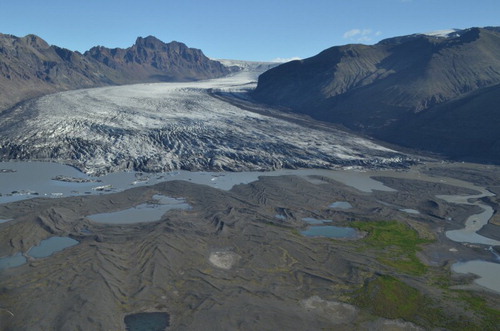 Figure 1. Aerial view of the Skaftafellsjökull snout and foreland in 2012 showing the more recent push moraines and their sawtooth planform and localized superimposition. The superimposition of numerous moraines dating from the 1960s through the 1990s and culminating in the early mid-1990s readvance, are visible in the middle of the image. Also well illustrated in this view is the radial crevassing and pecten of the glacier margin.