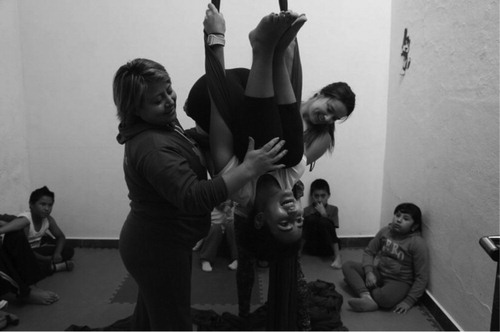 Photo 5. Social worker and volunteer in replica in Cuenca. (2013); Cirque du Monde pedagogy emphasises the importance of direct involvement of social workers in all the workshops. Photo credit: B. Ortiz Choukroun.