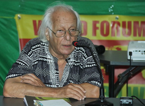 Figure. Samir Amin, speaking at a Third World Forum symposium. (Photograph published with kind permission of Third World Forum/Forum du Tiers-monde, Dakar, Senegal.)