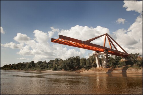 Fig. 4: Incremental launching during construction of the bridge over the River PachiteaCitation24 (© CESMA Ingenieros SL – Madrid)