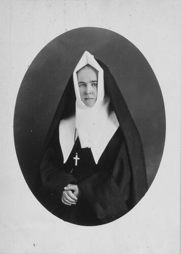 Figure 6 William Notman, Sister Aloysius, 1886. Albumen print, 17.8 × 12.7 cm. II-79419.1, McCord Museum, Montreal.