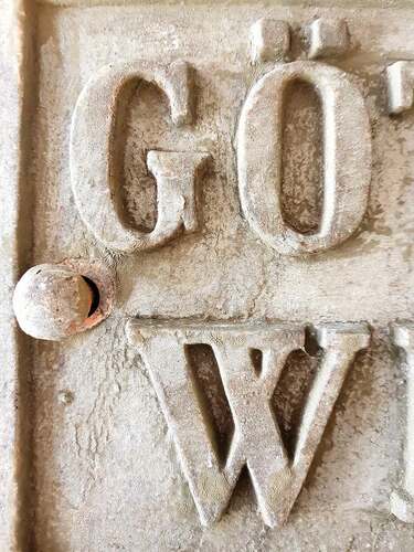Figure 1. Detail from a cast grey iron sign “Göteborgs Mekaniska Werkstad 1900”, with an original aluminium-pigmented AP. Photo by the author.