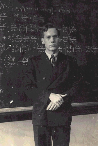 Figure 4. Edward L Kaplan as a sophomore at Carnegie Institute of Technology at age 19 years. The photograph was taken on the occasion of the presentation of the Putnam prize to Kaplan in 1939 (see text) (Source with permission: Kaplan family archive)