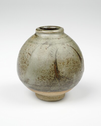 Figure 2. Vase, stoneware with box ash glaze and brushed iron decoration, made by Norah Braden at Coleshill, c. 1928–36. From the collections of the Crafts Study Centre, University for the Creative Arts, P.74.173.