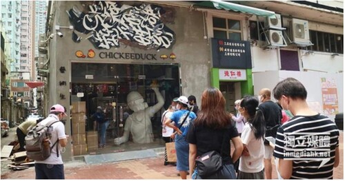 Figure 1. Citizens queue and “buy crazily” after the government cordoned off and raided the yellow shop.