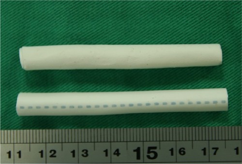 Figure 2 Photograph of the vascular prosthetic grafts (top, loaded with nanofibers; bottom, bare graft).