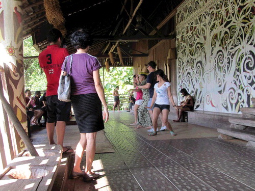Figure 3. Visitors dancing with the performers at the Orang Ulu house. Source: author.