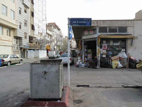 Figure 4. Garbage containers and the dry garbage collected by garbage collectors (Photo: Tehran’s Archaeology of Garbage Project).