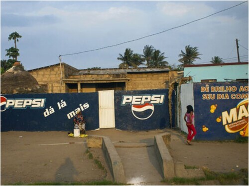 Figure 1. Pepsi logos cover boundary walls in Maputo. Avenida Acordos de Lusaka, Mozambique, 25 April 2012. Source: Aaron Cleveland (Citation2012), courtesy of The Ecologist.