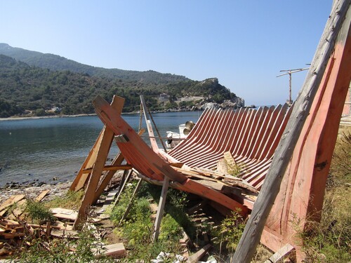 Figure 21. Unfinished boat due to financial difficulties of the commissioner at the shipyard of Agios Isidoros. (Author)