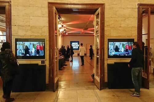 Figure 5. Marta Górnicka, Grundgesetz. Ein Chorischer Stresstest. Production of the Maxim Gorki Theatre. Dual screen video installation documenting the chorus performance in front of the Brandenburger Tor on 3 October 2018. Displayed in the entrance hall of the Maxim Gorki Theatre during the 4. Berliner Herbstsalon, 2019. photo: Anne Ring Petersen