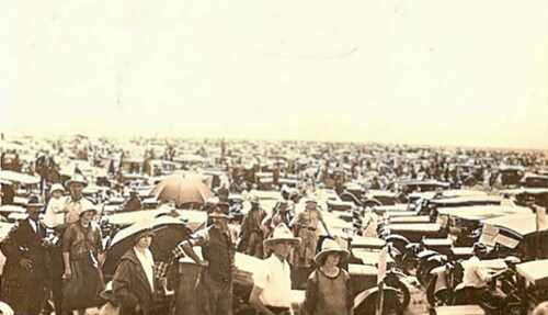 Figure 2. Thousands of motor cars at the proclamation of the Grasfontein diamond diggings, probably in 1925. (Source: J. Wood, ‘Motors at Proclamation of Grasfontein, Lichtenburg’, available at http://www.on-the-rand.co.uk/Diamond%20Grounds/Lichtenburg1.htm, retrieved 1 September 2020.)