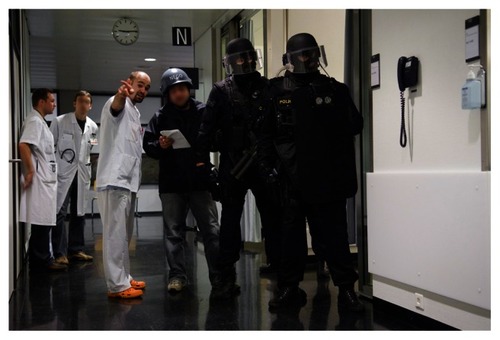 Figure 2 Simulation of a hostage situation organized in the emergency service (© CEMCAV-CHUV, Willy Blanchard).