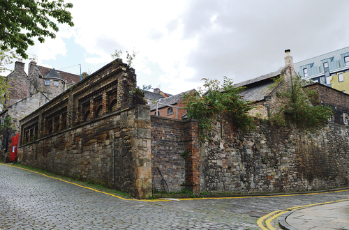 Figure 3. North-east corner pertaining to building 179a in Old Tolbooth Wind. These front elevations are two of the few remaining upstanding structures of the Old Gas Works © Elisa Broccoli.