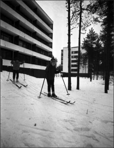 Figure 8. Skiing in the home yard in the Vuosaari suburb. Photo: Yrjö Lintunen, 1965, The People’s Archives.