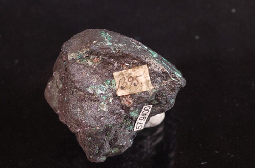 Figure 6. Sample of copper ore from Rannawaara brought to the mineral cabinet of the Swedish Board of Mines. The sample is labelled: “Koppar lazur fr. Rannawari högst upp i Sv. Lappmarken, som Lapparne 1672 eller 73? funnit men de norske sig tilägnat såsom liggande inom deras district” (“Copper from Rannawara at the far North of Swedish Lapland, found by Sámi in 1672 or 73 but taken by the Norwegians as part of their land”; our translation). Photo courtesy of Jörgen Langhof, the Swedish Museum of Natural History, Stockholm.