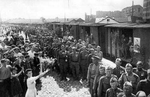 FIGURE 4 Veterans arriving at Leningrad’s Baltic Station, David Trakhtenberg, 15 July 1945, TsGAKFFD-SPb Ar110406. Reproduced with the permission of the Central State Archive of Documentary Films, Photographs, and Sound Recordings of St. Petersburg.