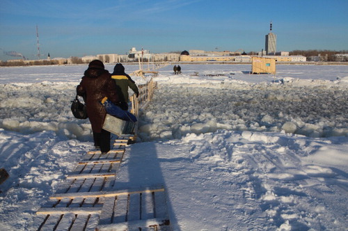 Figure 3. A temporary bridge is used by island residents to cross a shipping corridor over the North Dvina River on their way to Arkhangelsk. Photographer: Rune Rafaelsen/Barentssekretariatet.
