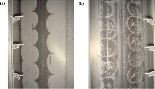 Figure 7. The real dust collection effect under the condition of RS barbed electrode wire with (a) and without (b) discharge electrodes frame.