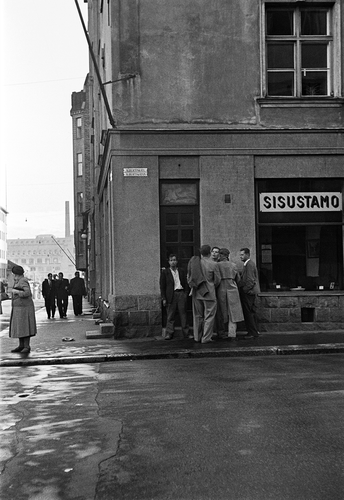 FIGURE 3 Drunken men in Helsinki at the corner of Albertinkatu and Pursimiehenkatu streets. Picture taken in the 1950s. Source: Museum of Helsinki.