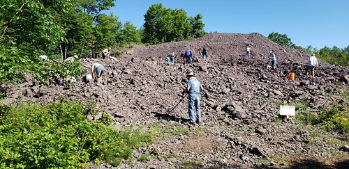 Collecting at the Wolverine mine during Keweenaw Week in past years. John Jaszczak photo.