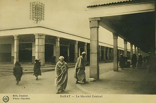 Figure 5. Central Market and locals. Source: Postcard, 1925 (Author’s collection).