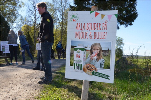 Figure 5. Sign: ‘Arla offers milk & bun’/’Arla bjuder på mjölk och bulle’ (2015-05-09).
