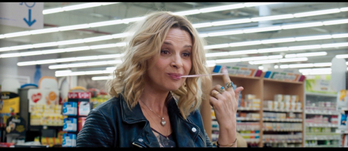 Figure 2. Mado (Binoche) plays with her gum in Telle mère, telle fille (2017).