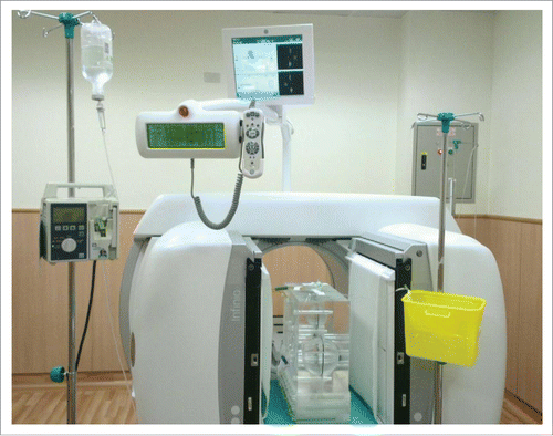 Figure 3. The arrangement of the water phantom between the gamma camera's 2 NaI plates. As previously noted, the container for holding the draining water was kept at the same height as the top of the phantom in order to assure the water balance.