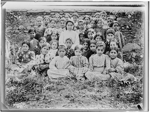 Figure 1. ‘Here is the class from the day-school with teacher Margarid… I had for many years a day-school in Mush. The teacher Margarid Nalbanchiani and most of the 120 children were murdered in 1915ʹ. Source: Riksarkivet Norge, https://commons.wikimedia.org/wiki/Category:Wikimedia_Norge_Bodil_Biørn_project#/media/File:Kvinnelige_Misjonsarbeideres_arbeid_i_Armenia_-_fo30141712200036.jpg.