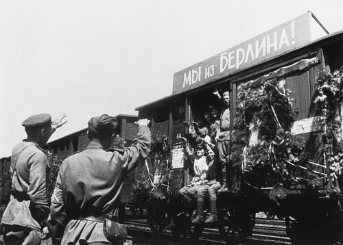 FIGURE 2 Soldiers wave off the famous My iz Berlina! (‘We have come from Berlin!’) carriage, Berlin, 10 July 1945. Reproduced courtesy of akg images.