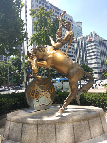 Figure 14. Equestrian statue, Jongno Street, Seoul (Photograph by Author, 2023).