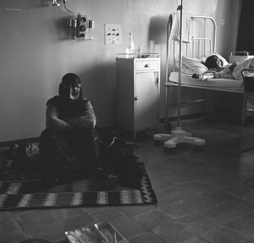 Figure 21: A woman visiting a relative in the Rumaylah hospital, Qatar, 1959 (Jette Bang photo / Moesgaard Museum).