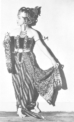 Figure 6 Xenia Zarina in Javanese dance costume (c. 1940). From Xenia Zarina, Citation1967, Classic dances of the Orient. New York: Crown, p. 128. Courtesy Crown Publishers