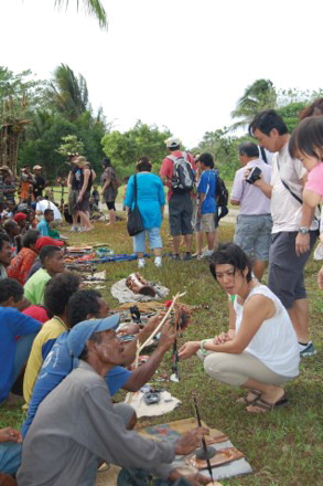 Figure 2. Visitors shop for Trobriand-made objects as souvenirs. Source: Photo by author.