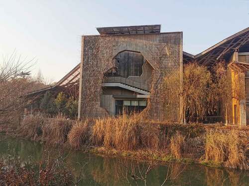 Figure 19. Taihu stone-shaped opening, Waterfront and Mountain Residence Hotel (2013–14), Hangzhou (photo by author).