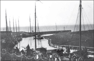 Plate III. Photo of old port of Harderwijk with carts and wagons.